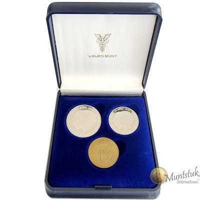 1980, Netherlands, Proof set - Investiture of Queen Beatrix box open